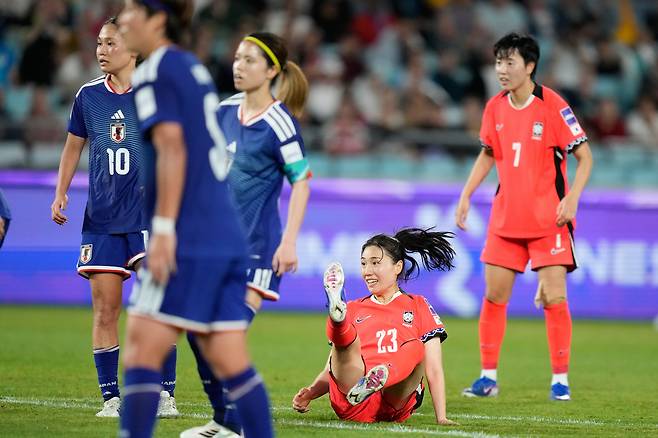 여자 축구 대표팀 공격수 강채린이 18일 일본과의 아시안컵 준결승전 후반전에 환상적인 터닝 슈팅으로 만회골을 넣은 뒤 기쁜 표정을 짓고 있다./AP 연합뉴스