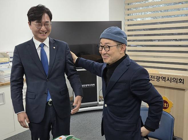 18일 더불어민주당 박범계 의원(오른쪽)이 대전시의회를 찾아 기자간담회를 하던 도중 장철민 의원을 만나 격려하고 있다. 이준섭 기자