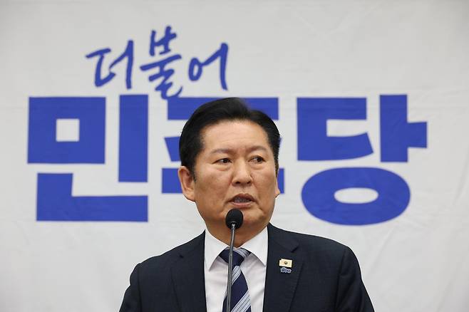 정청래 더불어민주당 대표가 17일 오후 서울 여의도 국회에서 열린 의원총회에서 발언을 하고 있다. 뉴시스