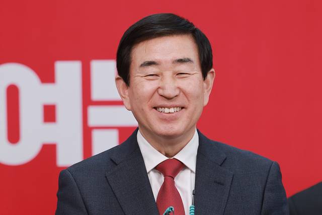 6·3 지방선거 충북도지사에 도전하는 조길형 전 충주시장이 11일 서울 영등포구 여의도 국민의힘 중앙당사에서 열린 광역단체장 후보 면접을 마치고 취재진 질문에 답하고 있다. 연합뉴스