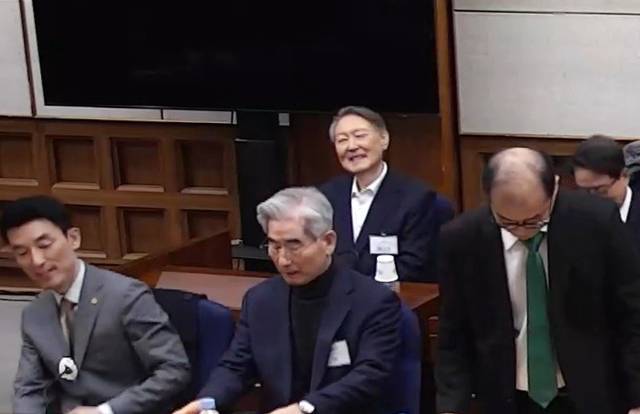 윤석열 전 대통령이 19일 서초구 서울중앙지방법원에서 열린 12·3 비상계엄 관련 내란 우두머리 혐의 1심 선고공판에 출석해 있다. 연합뉴스