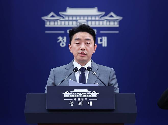 이재명 대통령 전략경제협력 특사로 아랍에미리트(UAE)를 방문하고 귀국한 강훈식 비서실장이 18일 청와대 춘추관에서 특사 활동 관련 브리핑을 하고 있다. 사진=연합뉴스