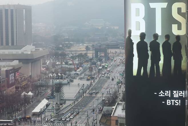 방탄소년단(BTS) 완전체 컴백 공연을 사흘 앞둔 18일 서울 광화문광장 인근 빌딩 전광판에 컴백 공연을 알리는 광고가 표출되고 있다. /사진=뉴스1