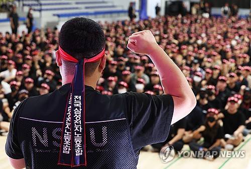 구호 외치는 전국삼성전자노동조합 (용인=연합뉴스) 홍기원 기자 = 22일 오전 경기도 용인시 삼성전자 기흥캠퍼스 세미콘 스포렉스에서 전국삼성전자노동조합 조합원들이 총파업 승리 궐기대회를 하고 있다. 2024.7.22 xanadu@yna.co.kr