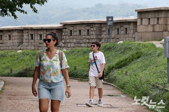 글로벌 K-팝 애니메이션 영화 <케이팝 데몬헌터(KPOP DEMON HUNTER)>의 흥행으로 서울 낙산공원 성곽길이 외국인 관광객들 사이에서 뜨거운 관심을 받고 있다. 박종민 기자