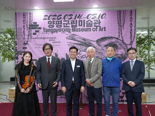 왼쪽부터 제니윤 바이올리니스트, 임완수 아트인뱅크 대표, 전진선 양평군수, 유용범 미술관운영위원장, 하계훈 양평군립미술관장, 이홍원 양평군립미술관 학예실장. 아트인뱅크 제공