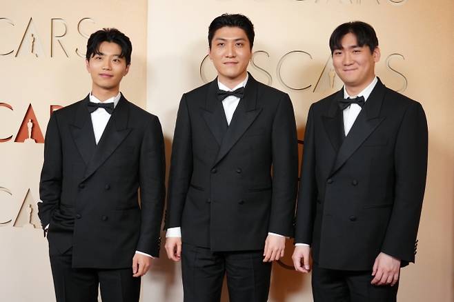 오스카 시상식 참석한 ‘골든’ 작곡팀 아이디오 - 넷플릭스 애니메이션 영화 ‘케이팝 데몬 헌터스’(케데헌) 주제곡 ‘골든’의 작곡팀 아이디오(IDO)의 이유한(왼쪽부터), 곽중규(Zhun), 남희동이 15일(현지 시간) 미 캘리포니아주 로스앤젤레스 돌비 극장에서 열린 제98회 아카데미 시상식에 도착해 포토타임을 갖고 있다. 2026.03.16 뉴시스