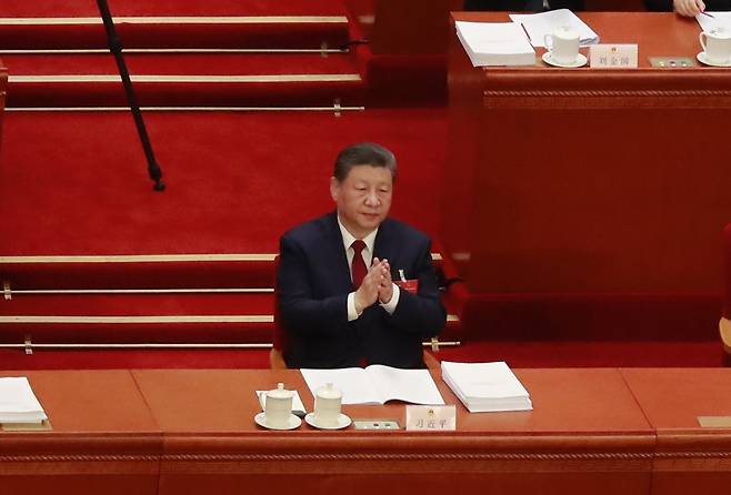 시진핑 중국 국가주석이 지난 5일(현지 시간) 베이징 인민대회당에서 개최된 전국인민대표대회(전인대) 연례회의에 참석해 박수를 치고 있다. 연합뉴스