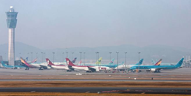 인천국제공항 계류장에서 항공기들이 대기하고 있다. 뉴스1