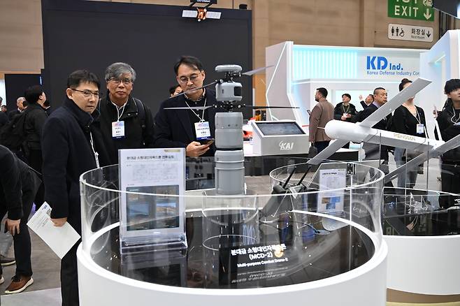 2월 25일 부산 해운대구 벡스코에서 열린 ‘드론쇼코리아 2026’ 박람회에서 참관객들이 풍산 전시 부스에 방문해 설명을 듣고 있다. 부산=김태호 기자