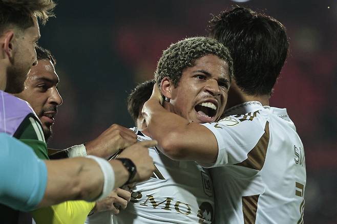LAFC 다비드 마르티네스가 18일 코스타리카 알라후엘라의 에스타디오 알레한드로 모레라 소토에서 열린 LD 알라후엘렌세와 2026 북중미카리브해축구연맹 챔피언스컵 16강 2차전에서 후반 추가시간 결승골을 넣은 뒤 환호하고 있다. 알라후엘라 | AFP연합뉴스