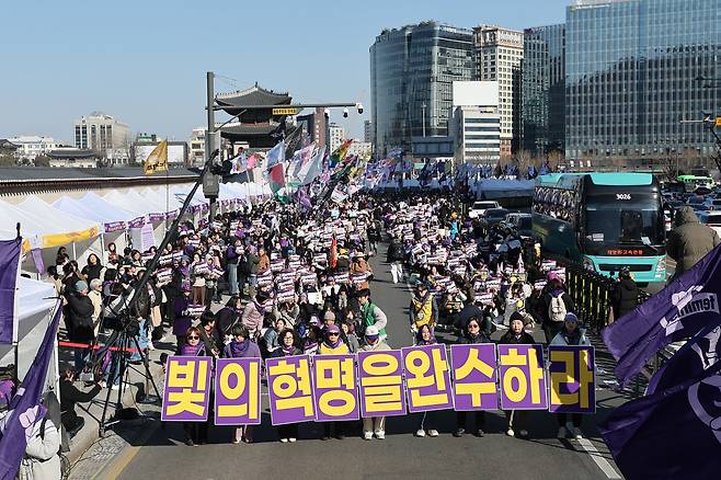 세계 여성의 날을 하루 앞둔 지난 3월 7일 서울 종로구 광화문 인근에서 열린 2026년 3·8 세계여성의 날 기념 제41회 한국여성대회에서 참가자들이 구호를 외치고 있다. 연합뉴스
