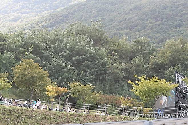 산중서 즐기는 제10회 울산울주세계산악영화제 모습 (울산=연합뉴스) 장영은 기자 = 주말 휴일인 27일 울산 울주군에서 열리는 국내 유일 국제산악영화제인 제10회 울산울주세계산악영화제가 개막 이틀째를 맞은 가운데 행사장에는 관람객 발길이 이어지고 있다. 2025.9.27 young@yna.co.kr