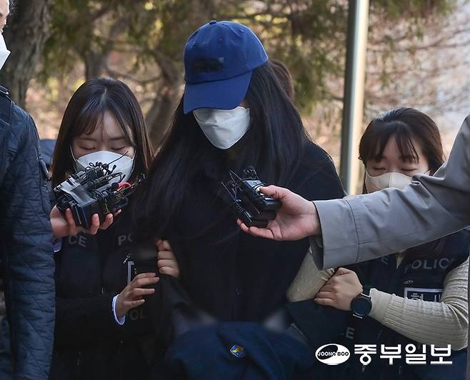 세 살배기 딸을 학대해 숨지게 한 혐의를 받는 30대 친모가 19일 오전 영장실질심사를 받기 위해 호송차량에서 내려 수원지방법원 안산지원으로 출석하고 있다. 임채운기자