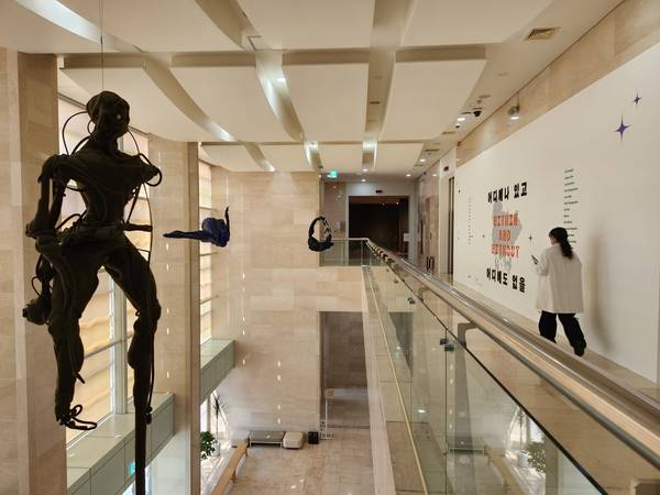 6월 28일까지 경남도립미술관에서 기획전 <어디에나 있고 어디에도 없을>이 열리고 있다. 로비 천장에 설치된 작품. /류민기 기자