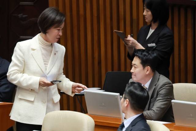 19일 국회에서 열린 3월 임시국회 2차 본회의에서 국민의힘 장동혁 대표가 대구시당위원장인 이인선 의원과 대화하고 있다. 연합뉴스