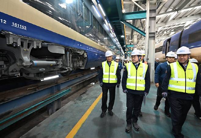 박찬대(앞쪽 가운데) 국회의원이 19일 경기 고양 코레일 수도권철도차량정비단을 방문해 인천발 KTX 노선에 투입될 2세대 청룡열차 도입 상황 등을 점검하고 있다. (사진 = 뉴시스 제공)