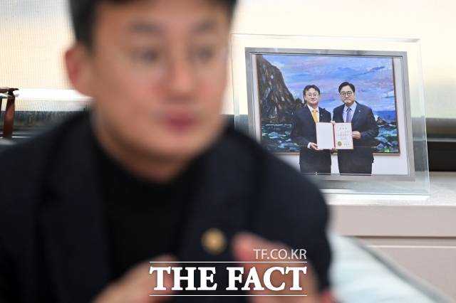 이관후 국회입법조사처장은 취임 보름 만에 비상계엄 사태를 겪으며 '전례를 찾기 어려운' 법적 쟁점들을 정면으로 마주했다. /서예원 기자