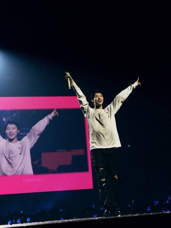 가수 우즈가 '팬앤스타' 위클리 뮤직 투표 4위에 올랐다. 남은 투표 기간 동안 순위가 오를지 기대된다./EDAM엔터테인먼트