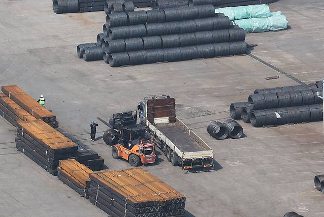 지난 12일 경기도 평택항에 철강 제품이 쌓여있는 모습. /연합뉴스