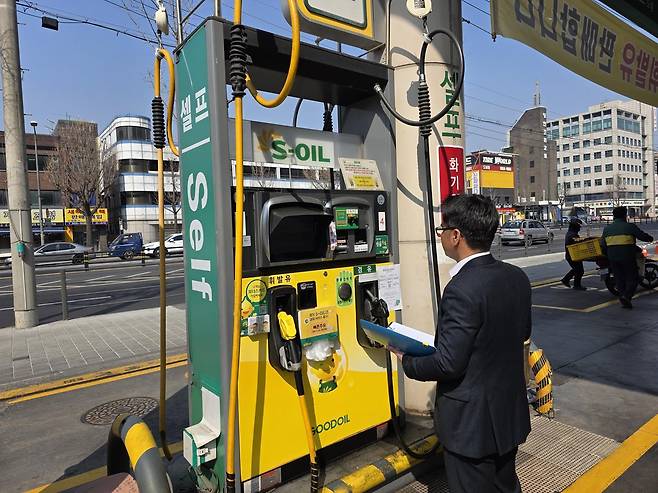 도봉구 지역 내 한 주유소에서 최고가격제 위반 여부 등을 점검하고 있다. 도봉구 제공