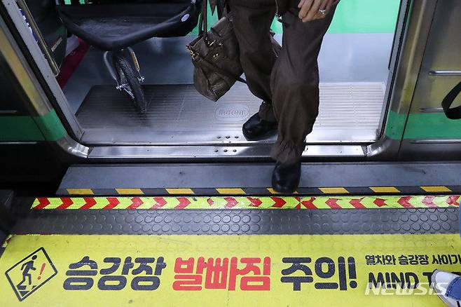 시청역 승강장에 설치된 ‘자동안전발판’ 모습. 사진=뉴시스