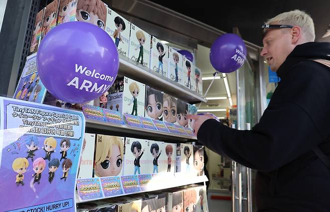 그룹 방탄소년단(BTS)의 광화문 공연을 앞둔 19일 공연장 인근 편의점에 방탄소년단 일곱 멤버가 귀여운 모습으로 탄생한 캐릭터 \'\'타이니탄(TinyTAN)\'\' 피규어가 진열되어 있다. 연합뉴스
