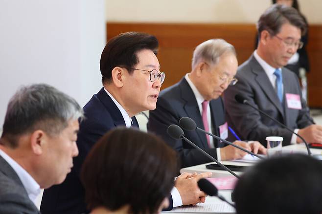 이재명 대통령이 19일 경제사회노동위원회 제1기 출범을 맞이해 청와대에서 열린 ‘대통령과 함께하는 노동정책 토론회’에서 발언하고 있다. 연합뉴스