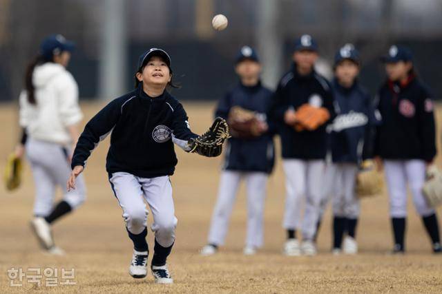 14일 경기 화성시 화성드림파크 야구장에서 천안 주니어 여자야구단 안하율이 경기 전 훈련을 하고 있다. 화성=박시몬 기자