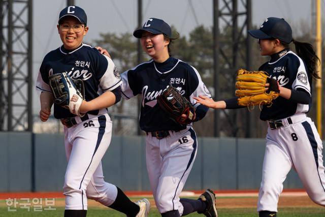 14일 경기 화성시 화성드림파크 야구장에서 천안 주니어 여자야구단 정재은(왼쪽부터), 김예다, 김아인이 2026 WBAK 전국여자야구리그 시흥 플레이볼과의 경기 1회말 실점 없이 수비를 마무리하자 기뻐하며 더그아웃으로 향하고 있다. 화성=박시몬 기자