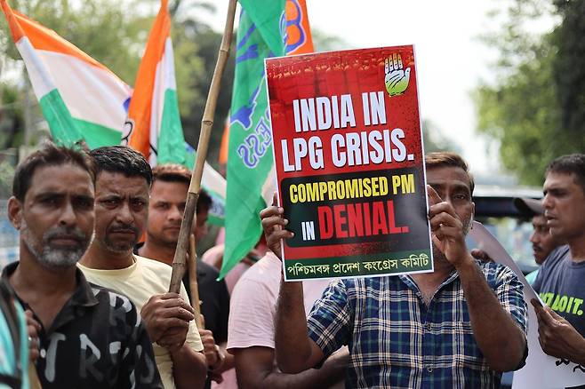 16일(현지시간) 인도 콜카타에서 액화석유가스(LPG) 부족 사태에 항의하며 중앙정부를 규탄하는 시위가 벌어졌다. EPA=연합뉴스