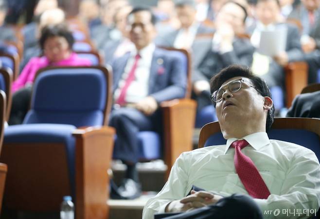 정우택 자유한국당 원내대표가 지난 3일 오후 서울 여의도 국회에서 열린 국회의원·당협위원장 연석토론회에서 '위기의 국가, 위기의 정치'라는 주제의 김병준 국민대 교수 강연을 듣던 중 춘곤증과 싸우고 있다. /사진=이동훈 기자 photoguy@