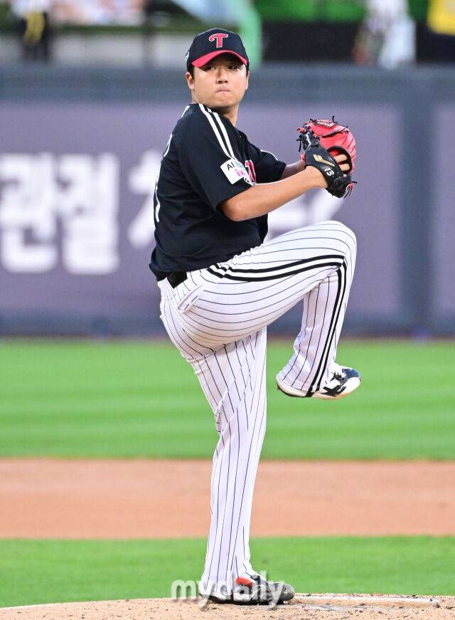 2025년 9월 4일 오후 경기도 수원KT위즈파크에서 열린 '2025 신한 SOL뱅크 KBO 리그' LG 트윈스와 KT 위즈의 경기LG 선발투수 송승기가 역투하고 있다./마이데일리