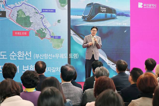 박형준 부산시장이 19일 영도구 블루포트2021에서 열린 ‘영도 100년의 부활 프로젝트’ 정책 브리핑에서 영도를 해양 신산업과 관광이 결합된 관광특구로 개발하는 미래 발전 비전을 발표하고 있다. 부산시 제공