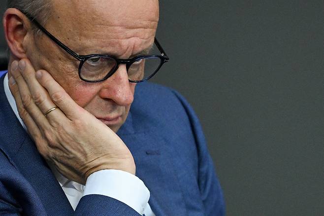 프리드리히 메르츠 독일 총리가 18일(현지 시간) 독일 베를린에서 열린 연방 의회 본회의에서 턱을 괴고 생각에 잠겨 있다. 로이터연합뉴스