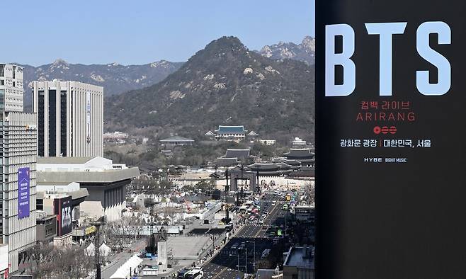 방탄소년단(BTS) 컴백 공연을 이틀 앞둔 19일 서울 종로구 광화문광장에서 무대와 공연 시설물들이 설치되고 있다. 조태형 기자