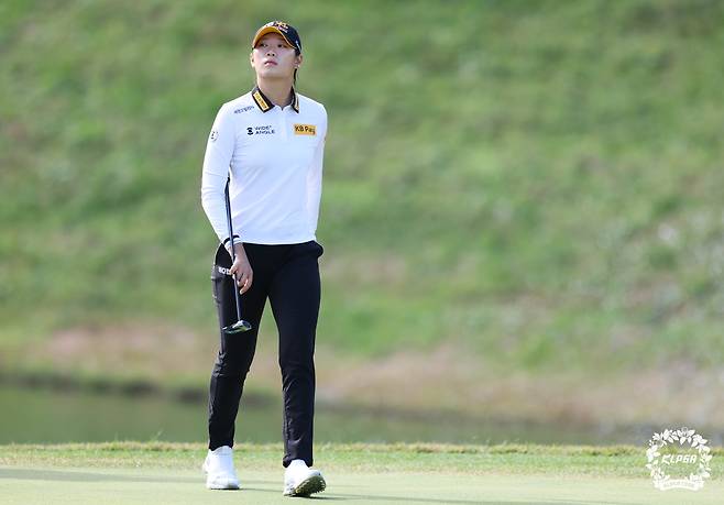 퍼팅 후 이동하고 있는 방신실. 사진 제공=KLPGA