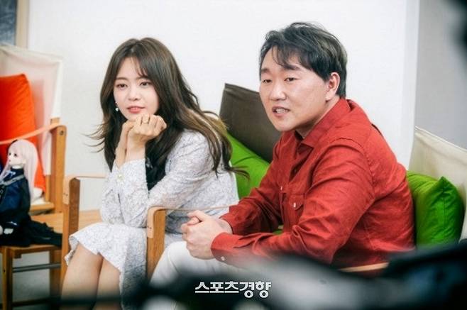 방송인 서유리(왼쪽)가 전 남편 최병길PD를 향해 재산분핢 지급을 촉구하며 이혼합의서를 공개했다. 경향신문 자료사진