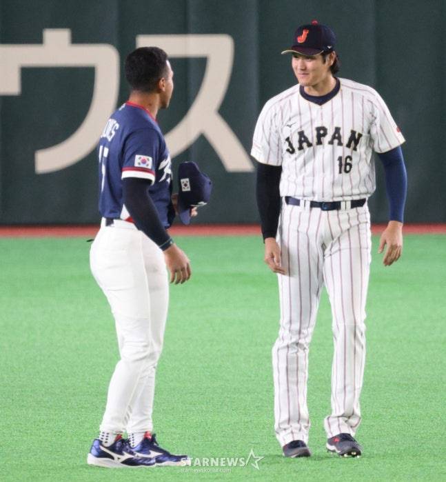 저마이 존스가 3월 7일 도쿄돔에서 열린 2026WBC 도쿄POOL 대한민국과 일본의 경기 시작에 훈련을 하던 중 오타니와 반갑게 인사를 를 하고 있다. /사진=강영조 선임기자