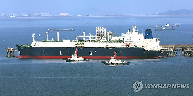 한국가스공사 인천생산기지에 정박한 LNG 수송선 (인천=연합뉴스) 임순석 기자 = 미국과 이스라엘의 공습을 받은 이란의 호르무즈 해협 봉쇄 영향으로 액화천연가스(LNG) 가격 상승 우려가 커지고 있는 가운데 지난 4일 인천 연수구 송도 한국가스공사 인천생산기지 터미널에 LNG 수송선이 정박해 있다. 2026.3.4 soonseok02@yna.co.kr