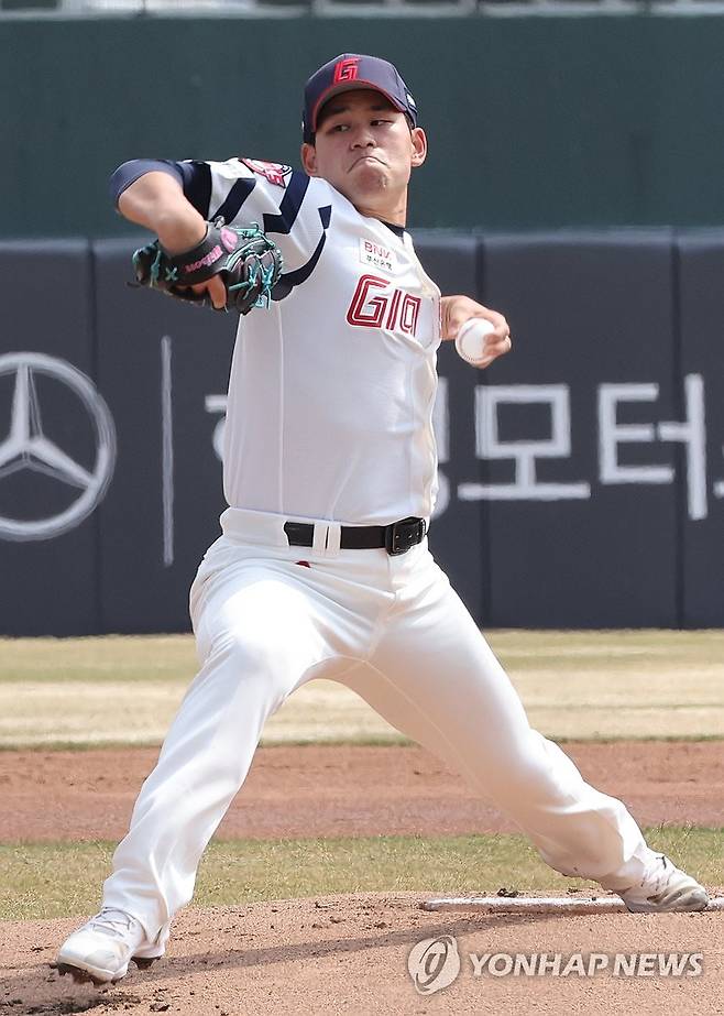 역투하는 김진욱 (부산=연합뉴스) 강선배 기자 = 19일 부산 사직야구장에서 열린 프로야구 두산 베어스와 롯데 자이언츠의 시범경기. 1회 초 롯데 선발투수 김진욱이 역투하고 있다. 2026.3.19 sbkang@yna.co.kr