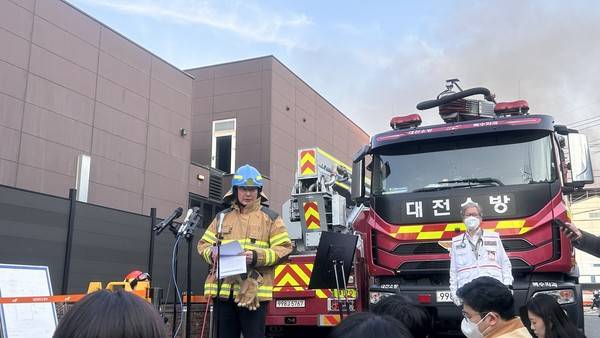 남득우 대전 대덕소방서장이 20일 대덕구 문평동 한 자동차부품 제조 공장 앞에서 브리핑하고 있다.사진=오민지 기자