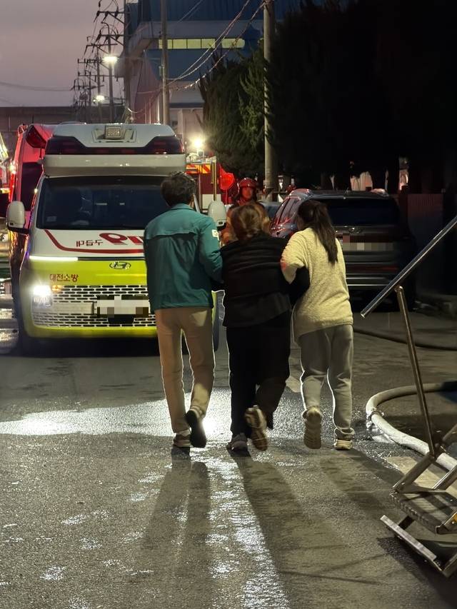 ▲ 20일 오후 8시쯤 대전 대덕구 문평동 화재 현장에서 실종 소식을 접한 가족이 관계 당국의 부축을 받고 있다./이용주기자