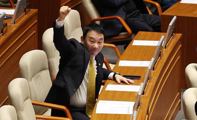 20일 국회에서 열린 3월 임시국회 2차 본회의에서 검찰 개혁 법안인 공소청법(대안)이 무제한 토론(필리버스터) 끝에 통과되자 법제사법위원회 여당 간사인 더불어민주당 김용민 의원이 주먹을 들어 보이고 있다. 연합뉴스
