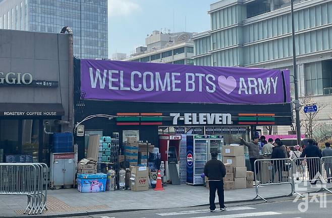 광화문광장 인근 편의점이 공연을 앞두고 제품을 진열하고 있다. /김성진 기자