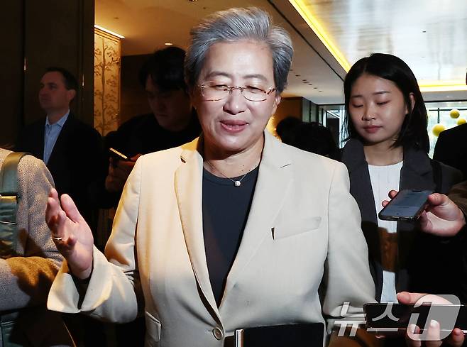 리사 수 AMD 최고경영자(CEO)가 19일 오전 서울의 한 호텔에서 김성훈 업스테이지 대표와의 조찬 회동을 마치고 나오며 취재진 질의에 답변하고 있다. 2026.3.19 ⓒ 뉴스1 김민지 기자