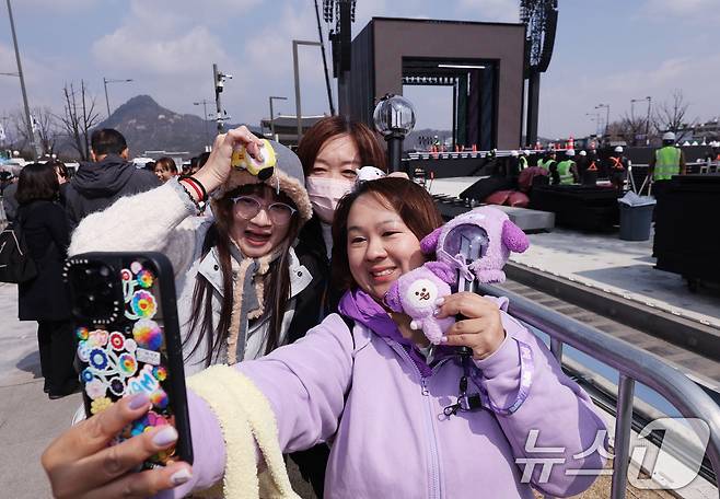 방탄소년단(BTS) 완전체 컴백 공연을 하루 앞둔 20일 서울 광화문광장 공연장 앞에 대만에서 온 아미(ARMY·팬덤명)들이 기념 사진을 찍고 있다. 2026.3.20 ⓒ 뉴스1 박지혜 기자