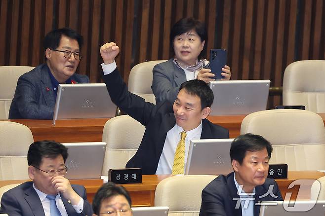 김용민 더불어민주당 의원이 20일 서울 여의도 국회에서 열린 제433회국회(임시회) 제2차 본회의에서 공소청법안(대안)이 가결되자 환호하고 있다. 2026.3.20 ⓒ 뉴스1 신웅수 기자