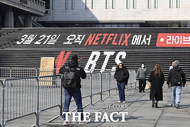 방탄소년단(BTS)의 컴백 공연을 앞두고 서울 종로구 광화문광장에서 관광객이 사진을 촬영하고 있다. /송호영 기자