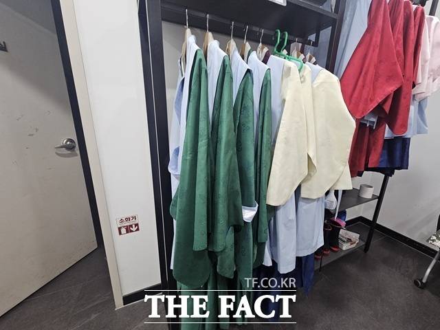 서울한방진흥센터 1층 의복체험실에는 의관과 의녀복이 비치돼 이용자들이 입어볼 수 있다. /김명주 기자